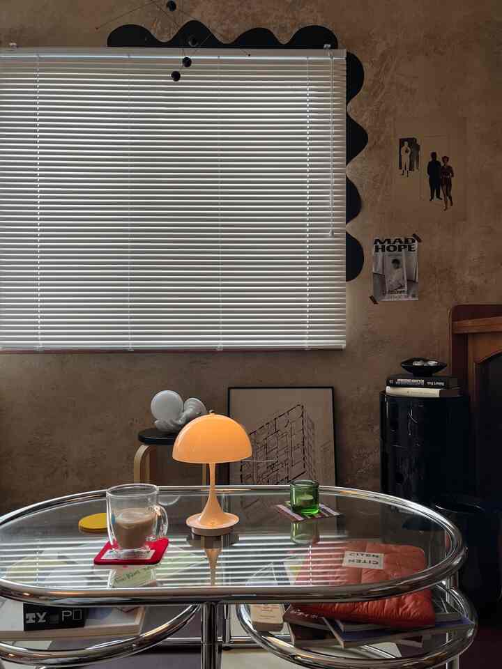 パンテラのふわっと光る感じが大好き💡
イッタラの緑色のキャンドルホルダーをアクセントに
#パンテラ　#ルイスポールセン #間接照明　#コンポニビリ　#インテリア