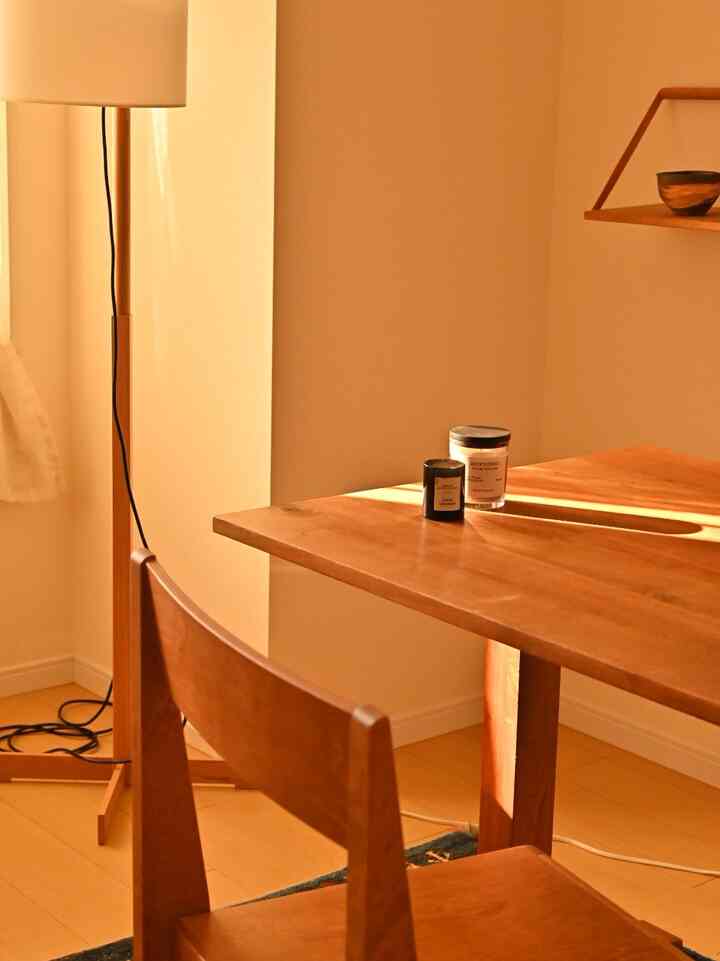 #書斎 #ダイニングチェア #デスク #フロアランプ #陶器

It's dusk, and the kids are taking a bath.
These 20 minutes of silence might just be the most relaxing time of the day.

In a house that's usually filled with noise,
the study is the only place where the sounds are far away.

This twilight scene with chairs and lights feels like a "refuge" from everyday life.
