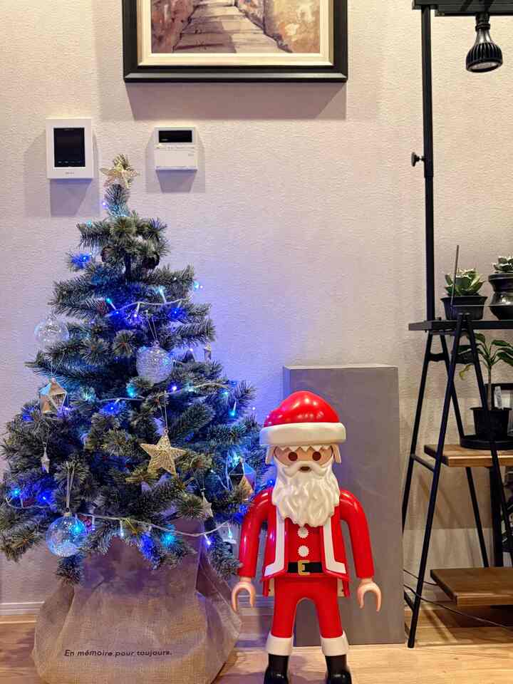 我が家🏠のXmas時のシンボル…レゴみたいなサンタ🎅🏻さん🤍🫶🏻可愛いすぎて子供も大人もウッキウキ✨♪🎄
ガラスのオーナメントとツリーは何年か前に購入したnikoand🤍
でも子供がいるので今年は子供verにしてるよ‪ ·͜·3枚目👍🏻
#Xmas #クリスマスツリー #クリスマスオーナメント #クリスマス #クリスマス小物 