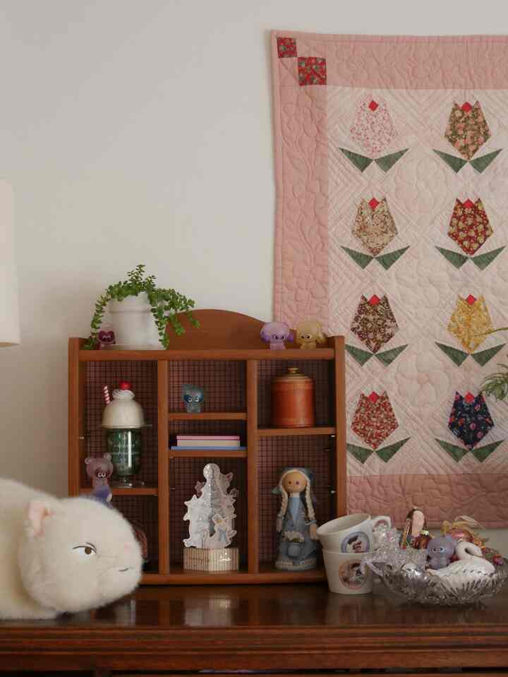 ぷにるんずガチャやっとコンプ😂
というわけでみんなが遊びにきてくれた！
みんな自由で可愛いし、じゅえるんはキラキラに紛れてて可愛い..!!💎

ちょいちょいガチャ回してるので、ガチャで手に入れる可愛い子達とインテリアの共存を目指したい今日この頃🙂‍↕️せっかくなら飾りたい〜！

みなさんはガチャで手に入れたものたちどうしてる？？？💡

#ガチャ #レトロインテリア #カラフルなインテリア 