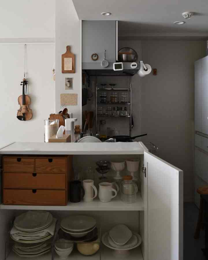 1LDKの狭いキッチンで使いにくいけれど、それでもわたしにとってはお城です。
食器が好きで増えてきたので食器棚欲しいなぁ。

#食器 #キッチン #棚 #キッチンラック #キッチンインテリア #調味料棚 #無印良品 #器 #IKEA #IKEA家具 #コンロ周り #カウンターキッチン #賃貸インテリア #1LDK #賃貸キッチン #賃貸 #フライパン #猫インテリア 