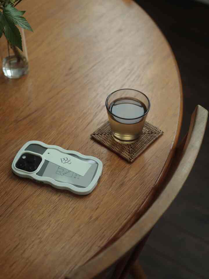 お気に入りのヴィンテージテーブル
　
来客時に普段のラウンド型からオーバルにできるところがお気に入り。この時期のヴィンテージのラウンドテーブルはエクステンションテーブルになっていることが多いのかな？
　
生活スタイルに合わせて、必要なサイズに変えられるよう工夫されたところが素敵でわくわくする。
　
限られた用途のための家具だったりが多いのがヴィンテージの面白くて大好きなところで、テレフォンベンチなんかもそう。我が家にはまだないけれど、電話を置いて、おしゃべりするための一人がけの椅子が付いているなんて可愛くて。いつかご縁があったらお迎えしたいと思っている一つ。
　
┈┈┈┈┈┈┈┈
ヴィンテージエクステンションテーブル
　↪︎ Meredew
ヴィンテージチェア
　↪︎ ERCOL
┈┈┈┈┈┈┈┈
　
#マイホーム #インテリア #ダイニングテーブル #ヴィンテージ家具 #注文住宅 #myhome #Instagram #Ercol 