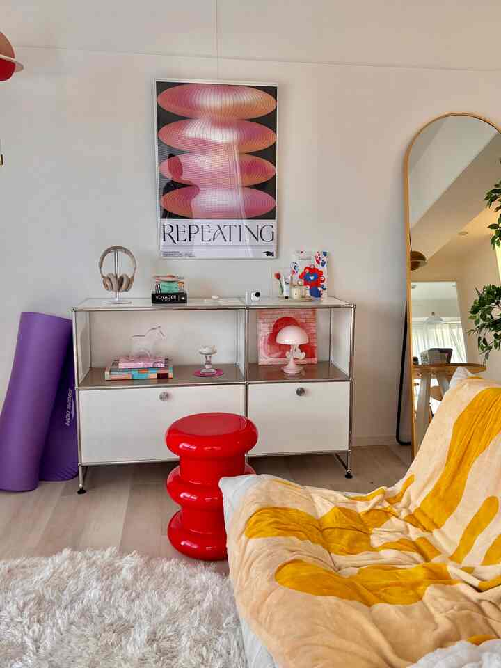 カルテルのピラストロ、かわいすぎる……
つやつやで、丸くて、つるんとしてます
本を置いたり、飲み物を置いたり。
来客時には座ることもできる。
買ってよかったもののひとつです

#スツール
#ミッドセンチュリー
#カラーインテリア 
#カラー 
#カルテル 
#かわいい 