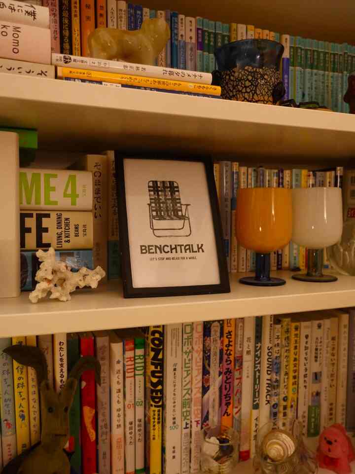 カラフルな本と飾りが並ぶミッドセンチュリーモダンスタイルのリビング用本棚