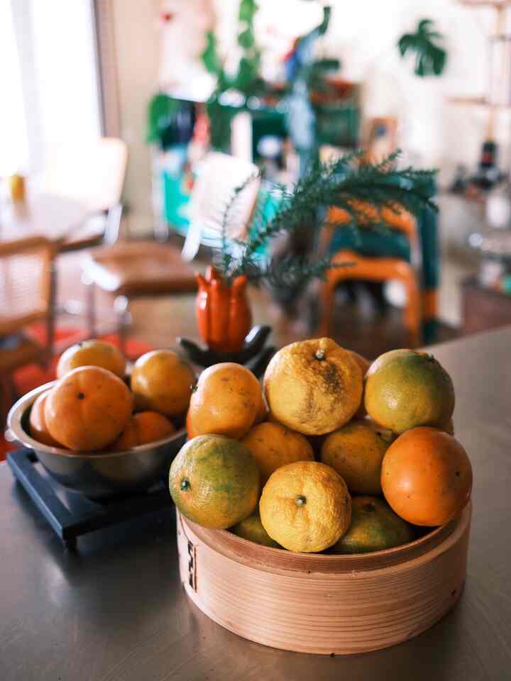 My parents' fruit harvest was bumper this year.
I said I'd take home two each of yuzu, mandarin oranges, and persimmons, but they gave me this whole pile.
I still have plenty left over even after sharing with my coworkers...

I don't have a fruit container, so I won't be using it for a while.
I put them in a steamer.

I need to make yuzu water every day ♨️

Maybe I'll try drying the mandarin oranges.

#kitchen
#kitchen
#kitchen
#fruit
#fruits
#usedapartment
#usedapartmentrenovation
#apartment
#renovation
#kitchenrenovation
#kitchenremodel
#house
#houseinterior
#houseinteriordesign
#houseinteriordesign
#houseinteriordesign
#houseinteriordesign
#houseinteriordesign
#houseinteriordesign

