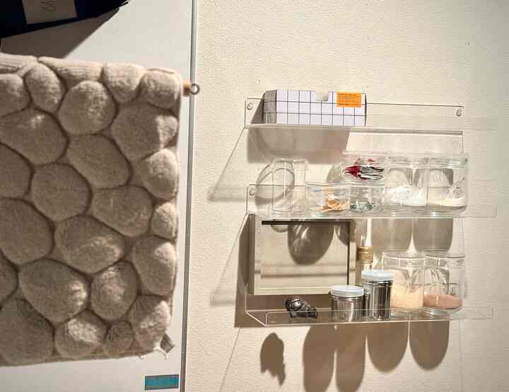 2025.11.9

調味料入れはチャーミークリア✨
ステンレスとクリアに合わせて棚も無印のクリア棚

しれっと寝てるマムアンちゃん

#キッチン　#無印良品　#ガラス容器　#マムアン