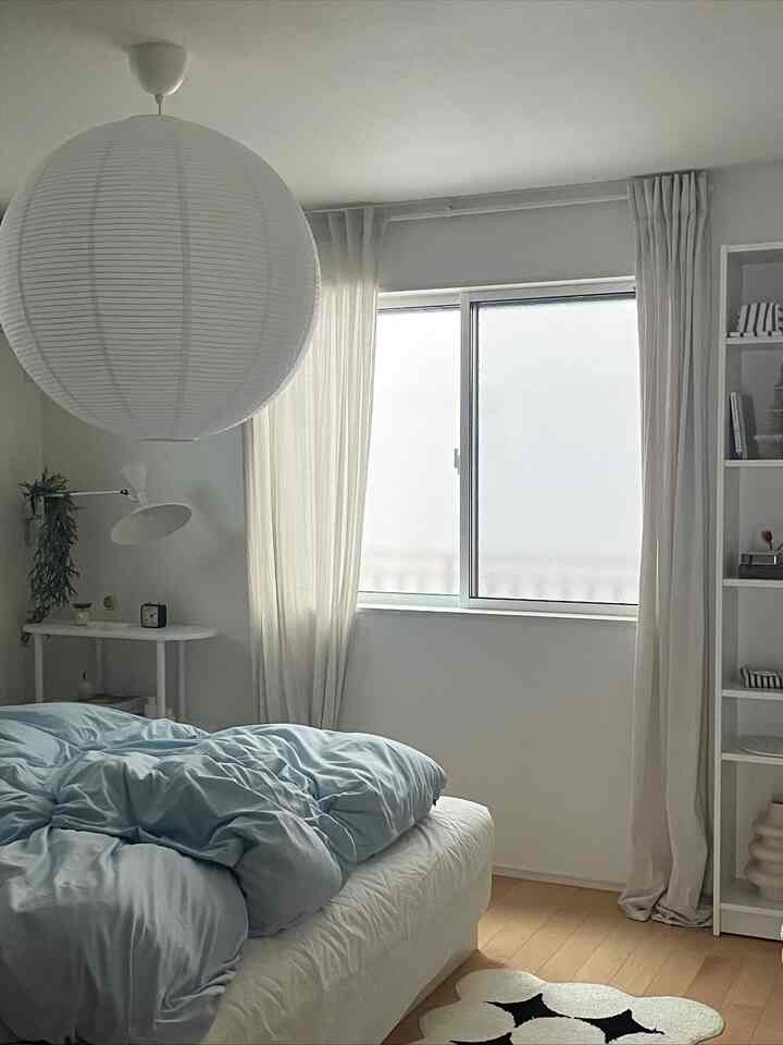 ダイニングに設置した
IKEA照明を寝室へ移動🛏️
⁡
こっちの方がしっくりきた🤍
ライトをつけた感じも好き💡
⁡
寝転ぶと大きなお月様が
すぐそこにある感じ🌕 𓈒 𓏸 

#IKEA #IKEA照明 #GULLSUDARE #グルスーダレ #寝室 #bedroom #寝室照明 #lightblue #ライトブルーの部屋 #韓国インテリア #ビリー #書棚 #布団カバー #roomnhome #マイホーム #ホワイトインテリア #クリスマス準備 #観葉植物のある暮らし