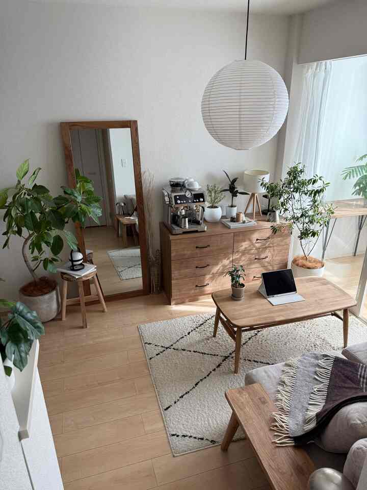 A calming living room with potted plants and wooden furniture.

#LivingRoom #植物 #ラグ #テーブル #ペンダントライト #ソファ #チェスト #姿見 #北欧インテリア #ナチュラルインテリア