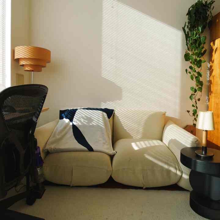 7畳のリビング + ロフトのある家の
リビングのインテリア🛋️

#マレンコ #ソファインテリア #在宅ワーク