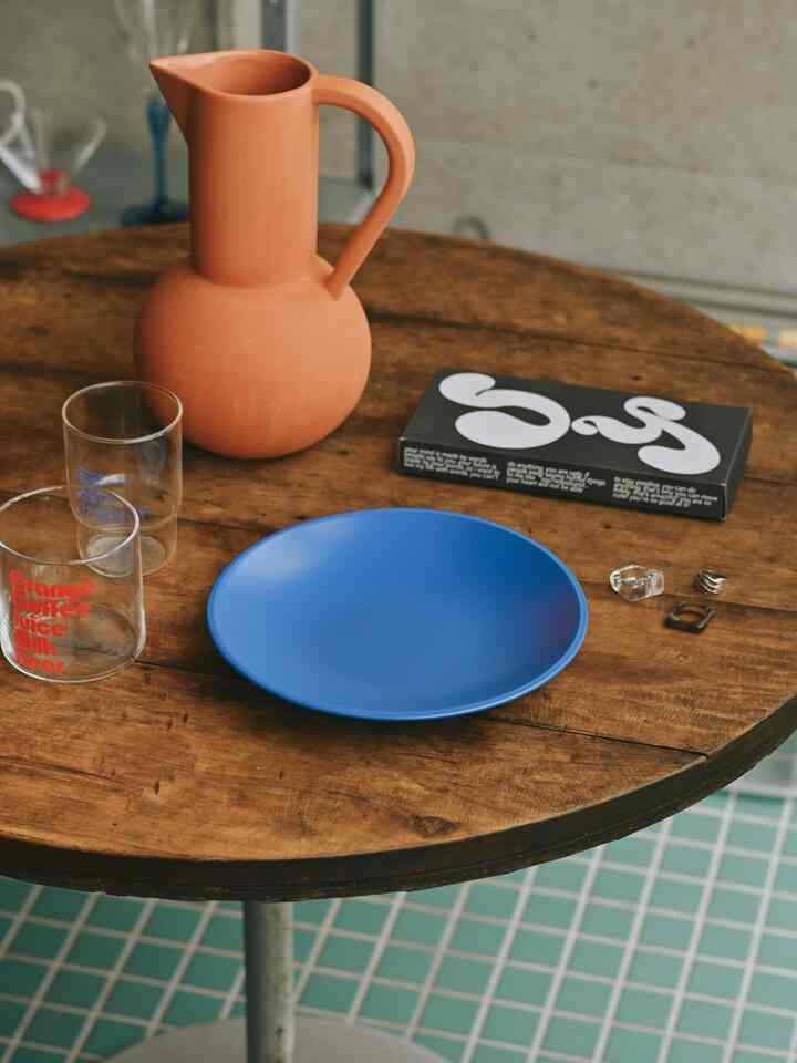 最近は丸テーブルをディスプレイ用にも使ってみたり🌞

青の器がどツボでお気に入り🐬💙
ビーズのネックレスと、プラスチックっぽい指輪にもハマっています💍

3枚目に写っている緑のバンダナは、机の上に敷いたり、ちょっと収納の中身を隠したい時🧺などにさっと上に掛けても、色のアクセントにもなって可愛くて、色んな事に使えてお気に入りの万能アイテムです💚

#インテリア #インテリア小物 #インテリア雑貨 #器 #食器 #机 #丸テーブル #古家具 #アンティーク家具 #ビンテージ家具 #花瓶 #グラス #アクセサリー #テーブルクロス 