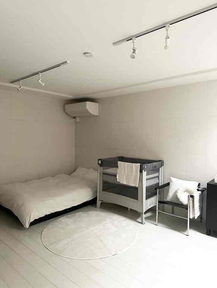 Bedroom update🛏️✨

臨月に突入したので、ベッドルームをベビー用に👶🏻
もっとこうした方がいい配置とかあるかもだけど
とりあえずこのままで🙂‍↕️

あまり物置けないお部屋になると思いますが
もうすぐツリーも届いてクリスマス仕様になるのでまた見にきてくれると嬉しいです🎄

#1LDK #2人暮らし #リビング #ベッドルーム #ベッド #寝室 #アップデート #ベビールーム #ベビールームインテリア  #マイルーム #ルーム #チェア #インテリア #インテリア家具 #韓国インテリア #韓国雑貨
