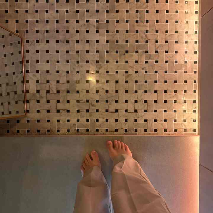 玄関タイルが超お気に入り。
元々の玄関からも広げたデザインにしたら開放感があってすごく使いやすい。

#マンションリノベーション
#リノベーション
#玄関タイル
#holongin