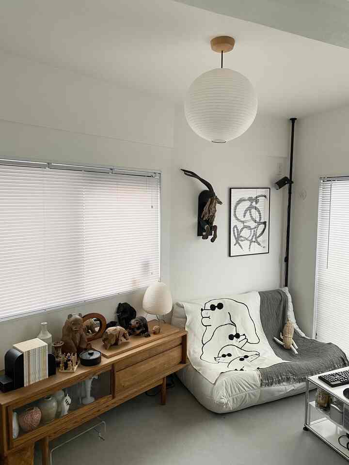 やっとの休日で掃除出来たこのお部屋。
衣装部屋でもあるので気を抜くとすぐに散らかりまくる危険な部屋です⚠️
以前はここで本を読むのが日課だったけど、今はもっぱら夫がゲームしております。ハラーはPC台になりました💻

#テレビボード #ソファ #くつろぎスペース #usm