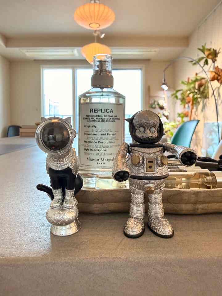 This living room piece features a gacha (a type of gadget) from WeBase TAKAMATSU, a hotel that incorporates Kenji Yanobe's artwork. I fell in love with his work when I visited Takamatsu (Kagawa) this summer, and when I returned to Takamatsu in October, I bought one. The space-age design is amazing.

Art / Design
#vernerpanton #pantonchair #vitra #isamunoguchi #akari #hamanmiller #cibone #hay #ヤノベケンジ

Interior / Lifestyle
#livingroom #tokyolifestyle #lifeintokyo #リビングインテリア #インテリアコーディネート