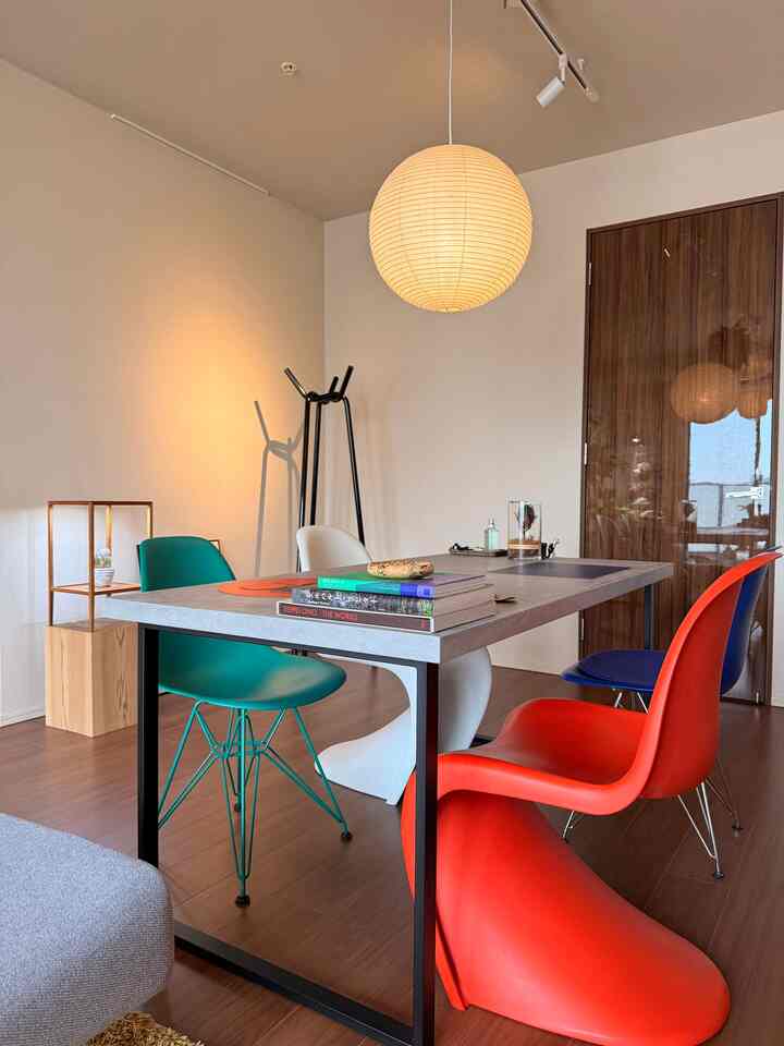 Living Room
I've been drawn to mid-century design since my 20s, and my Panton Chair has been my constant companion, even after moving. I swap out the Panton Chairs on my dining table depending on my mood.

Art / Design
#vernerpanton #pantonchair #vitra #isamunoguchi #akari #andywarholart #matiasfaldbakken #hamanmiller #cibone #hay #佐藤創太

Interior / Lifestyle
#livingroom #tokyolifestyle #lifeintokyo #リビングインテリア #インテリアコーディネート