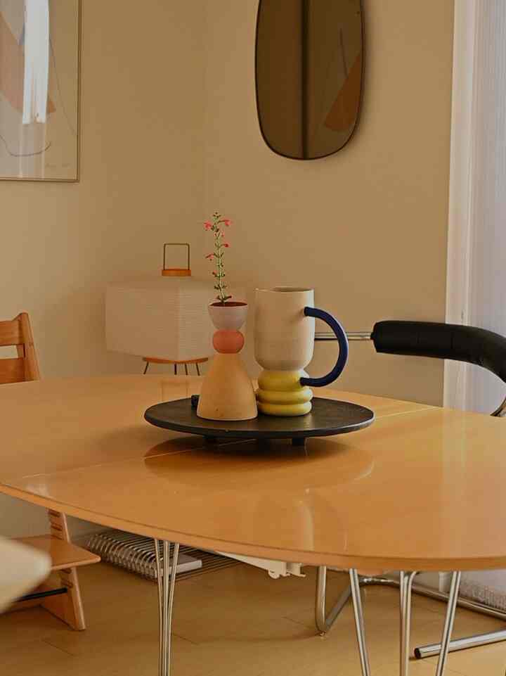 #ダイニング #tecta #akari #muuto #ムート 
#ダイニングテーブル #フリッツハンセン 

子供が帰り道に野草を採ってきてくれました🪻

■購入先はリンクより🛒🔗
フリッツハンセンのダイニングテーブルはimption【東京リサイクル】さんで購入しました。このテーブルはヴィンテージでの流通量も多いので、リサイクルショップ、ヤフオクを張っておけば、お値打ち品に出会える可能性が高いです👀