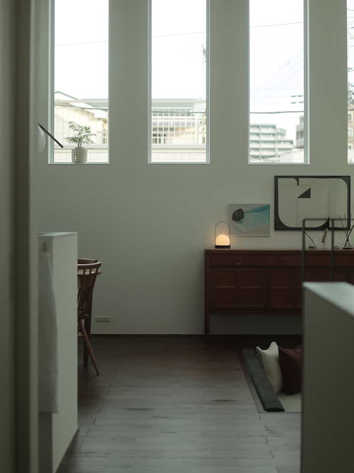 Ruang tamu yang dipenuhi cahaya alami

Para desainer merancang banyak jendela yang menghadap ke utara untuk meminimalkan kebutuhan cahaya kecuali di malam hari.

┈┈┈

Rumah pertama kami

Diserahkan pada Juli 2023. Rencana membangun rumah dimulai sekitar enam tahun yang lalu, ketika kami pertama kali membayangkan sebuah "museum furnitur antik"—sebuah tempat di mana furnitur akan menjadi pusat perhatian, sedikit berbeda dari nuansa hotel. Kami berfokus pada furnitur antik yang kami kumpulkan saat tinggal di apartemen.

Lantai kayu solid diwarnai cokelat tua agar senada dengan furnitur yang kami kumpulkan, wallpaper dicat untuk menciptakan tampilan bertekstur saat terkena cahaya, dan warnanya putih untuk menonjolkan furnitur. Karena bersantai daripada duduk di sofa cocok untuk rumah kami, kami meminta ruang keluarga di lantai bawah. Dapur disembunyikan agar furnitur dapat menjadi pusat perhatian, dan ruang utilitas pun diciptakan...

Setelah kami pindah, karakter rumah tersebut langsung terlihat, jadi kami sedikit mengubah citra kami menjadi "hotel layak huni tempat Anda dapat menikmati furnitur vintage" dan mulai menikmati desain interiornya.

#RumahSaya #インテリア #一軒家 #4人家族 #ヴィンテージ家具 #myhome #お家作り #vintagefurniture #ミッドセンチュリーモダン #ホテルライク #北欧家具 #マイホーム計画 #注文住宅 #自由設計 #ダウンフロア #ピットリビング #家事室 #キッチンインテリア