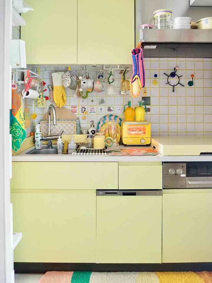 DIYなどで可愛くした我が家のキッチン🫶
愛用しているコンロカバーが日本のOhouseでもゲット出来るようになってたよ✌️

#カラフルインテリア #韓国インテリア #イエローインテリア #キッキン #DIY #北欧インテリア