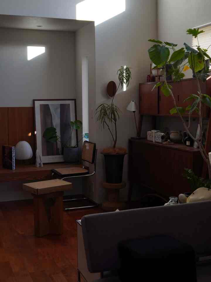 冬の気配。

待ち侘びた本が届いて
夜の一人時間を待ち侘びる。

#ShiroKuramata #倉俣史郎 #リビングルーム #blackfriday #椅子が好き