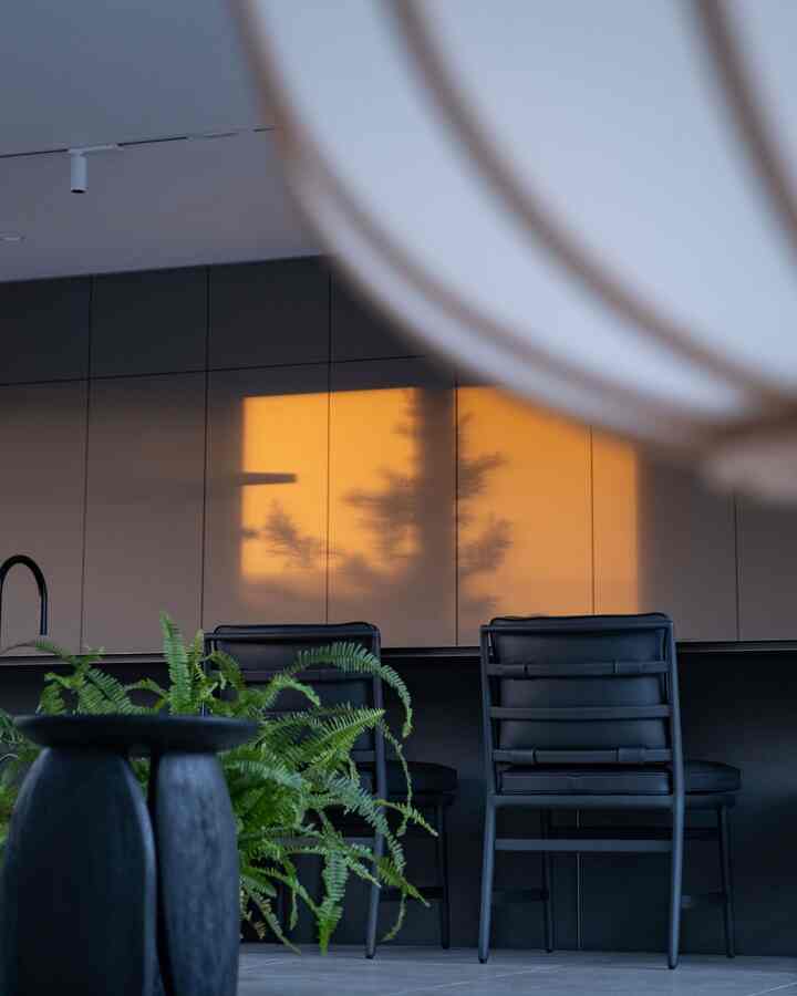 Nikmati bayangan tanaman dan perubahan cahaya.

Hilangkan kebisingan dan ciptakan dapur yang sederhana.

#desaininterior #interiorstyle
#dapurkhusus #リビングインテリア

⁡
