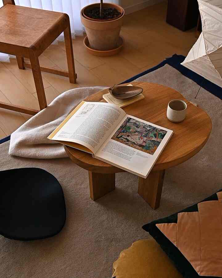 #リビング #クッションインテリア #本 #ブランケット #座椅子 

寒くなる季節
わが家はこたつの代わりにホットカーペット。

床で暮らした記憶の長い日本人にとって、
この形もしっくりくる気がします。

&MEDICAL / KURA SEAT
@andmedical_jp 

ラグの上にクッションを出して、
本を読んだり、温かいお茶を飲んだり。

■購入先はリンクより🛒🔗
クッションはクリスティーナランドスティーンというデンマークのクッションブランド🇩🇰
羽毛100なのでフワフワです🤤
センプレさんやファーフェッチでの取扱も始まってるみたいです
