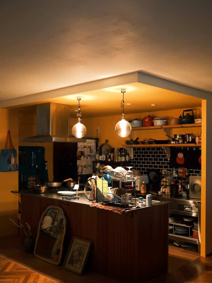 夜のキッチン🌉🍽️

キッチンのリノベーションはほぼ1からでした。
あったものを全て変えた。

こだわりポイント
・他のゾーンと切り分けるためにいろんな工夫をした
・大人2人だってバタバタしても大丈夫
・回遊性が高い

買ってよかったもの
・生ゴミ乾燥機


🦕キッチンビフォーアフターこちらから見れます。
https://link.ohouse.com/4jipwt


#キッチン
#キッチン家具 
#キッチン間接照明 
#キッチン壁 
#キッチン小物 
#kitchen
#台所
#주방인테리어
#マンション 
#아파트리모델링
#マンションリノベーション
#中古マンションリノベーション
#주방꾸미기