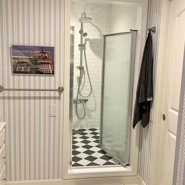 Kamar mandi baru saya sudah dipasangi ubin kotak-kotak, dan saya selalu menyukainya. 🛀

Rak handuknya bukan yang saya pesan, jadi sepertinya saya akan menggantinya dengan yang lain. 🥲

#kamarmandi #タイル #お風呂 #浴室