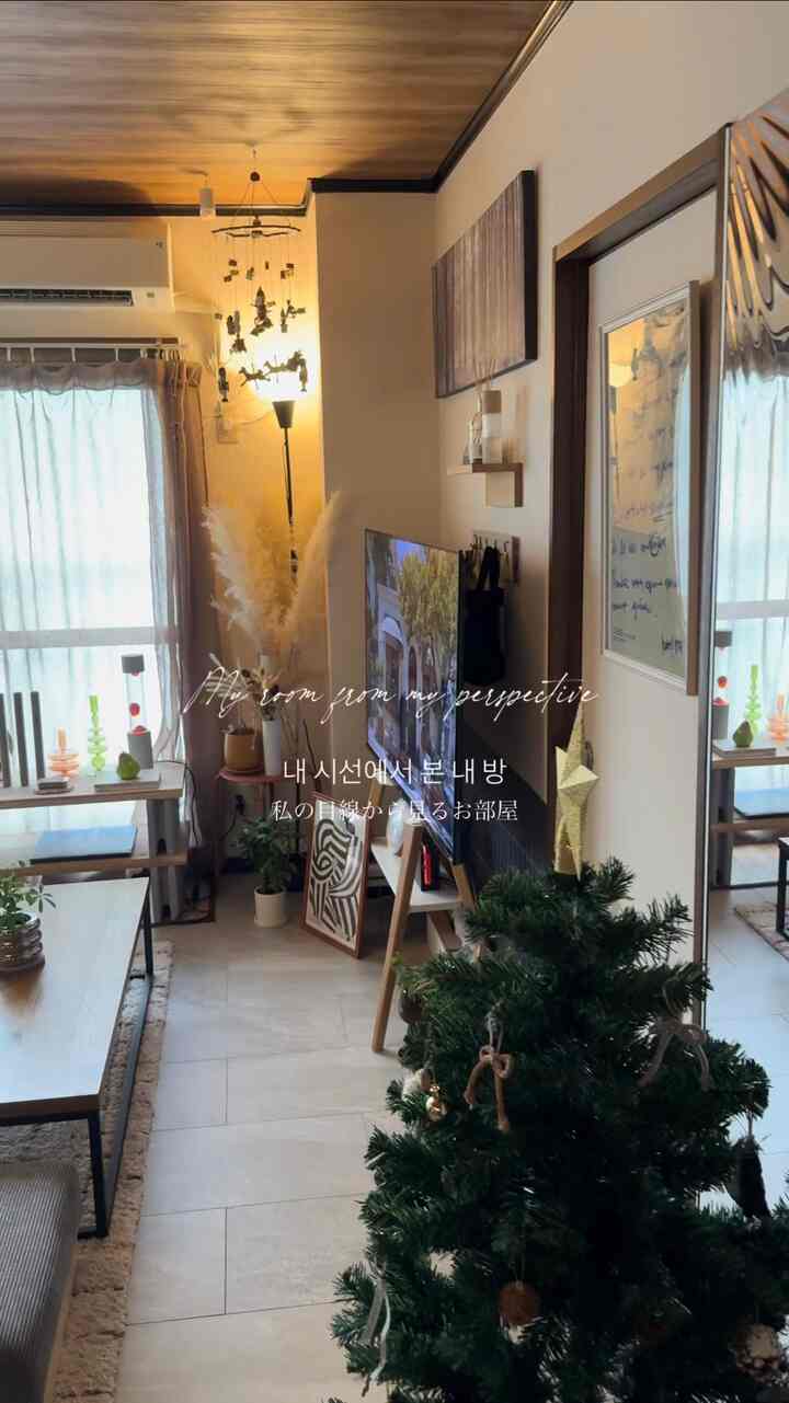 Ini ruang tamu dari sudut pandang saya 🛋 Saya mengambil foto ini dari sudut ini untuk memberikan nuansa ruangan yang lebih realistis 📷´-
Natural, namun tetap manis.
Ruangan ini "menyatukan beragam gaya dengan porsi yang pas."

#Suasana hati hari ini #집꾸미기 #홈스타일링 #내추럴 #우드인테리어 #따뜻한집 #거실인테리어 #식물인테리어
#Aksesori ruang tamu #リビング照明 #リビング雑貨 #リビングカーテン #リビングテーブル #賃貸インテリア #インテリア家具 #インテリア配色 #インテリア植物 #インテリア小物 #インテリア照明 #インテリアおすすめ #インテリアオブジェ #お香 #ナチュラルインテリア #暮らしを楽しむ #インセンスホルダー #ミックステイスト #IKEA
