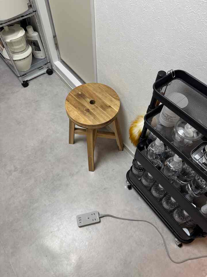 1kのキッチンスペースですお部屋は
カラフルですが
キッチンは無機質の名残で
まだシンプル目です🤭



#キッチン #スリムワゴン #電源タップ  #fafgo #韓国インテリア #pippiroom  #モルタル床