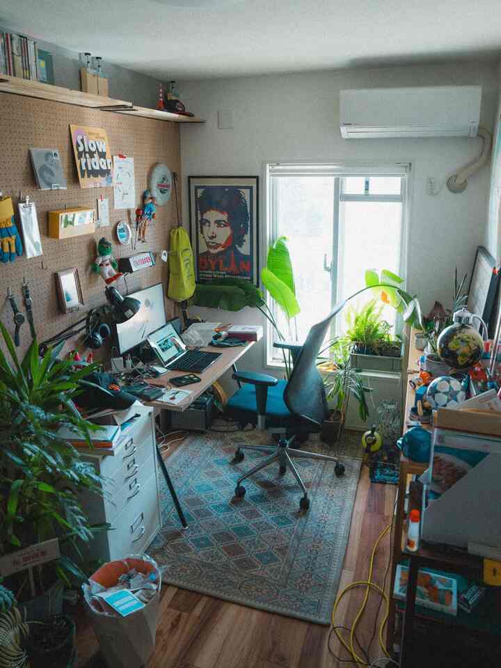 リビングに合ったグリーンがすべてぼくの部屋に移動されています。これ以上、植物が増えたら日暮熟睡男が救出された部屋みたいになってしまいそうです。

#仕事部屋 #DIY