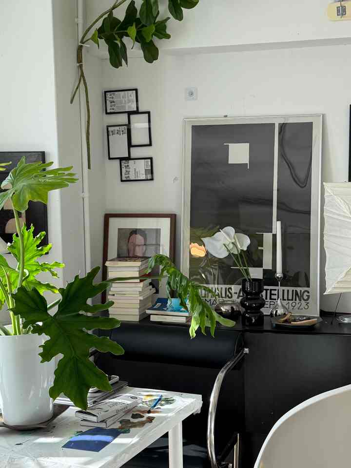 I'm working with my desk completely taken over by my kids' paints and celery. 😂 Not good, lol.

#Interior #インテリア雑貨 #二人暮らしインテリア #4人暮らし #2dk賃貸 #DIY #部屋紹介 #ルームツアー #ホテルライク #韓国インテリア #ナチュラルインテリア #観葉植物 #賃貸インテリア #築古 #築古賃貸