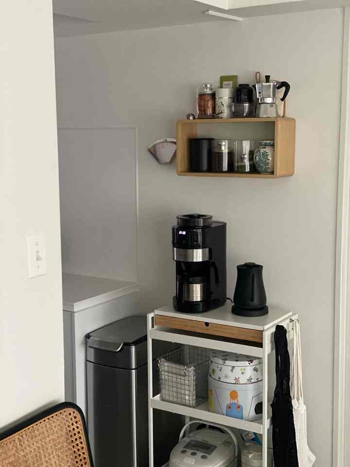お茶スペース。
ガラスのキャニスターにはコーヒー豆とお茶っ葉、ポーセリンキャニスターにはコーヒー粉を入れてます。
IKEAのワゴンにIKEAのモニタースタンドがぴったりだったので、引き出し付きに。

#キッチン #キッチン家電 #コーヒー #お茶