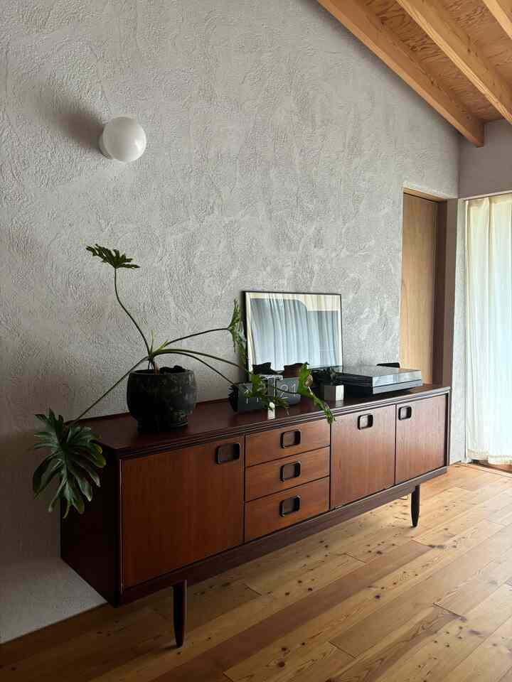 The living room walls are sand plaster.
I mixed in a little gray so it wouldn't be pure white...
#plaster
#Samurai
