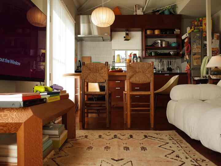 部屋は広くないのでむしろ物量多めでぎゅっとした空間にしていく

#小さい部屋 #カラフルなインテリア #ミッドセンチュリー #ミッドセンチュリーモダン #ヴィンテージ 