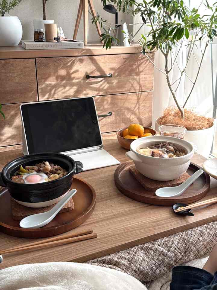 ナチュラルカラーのリビング、無印良品の鍋とトレイが置かれた印象的な食卓スペース