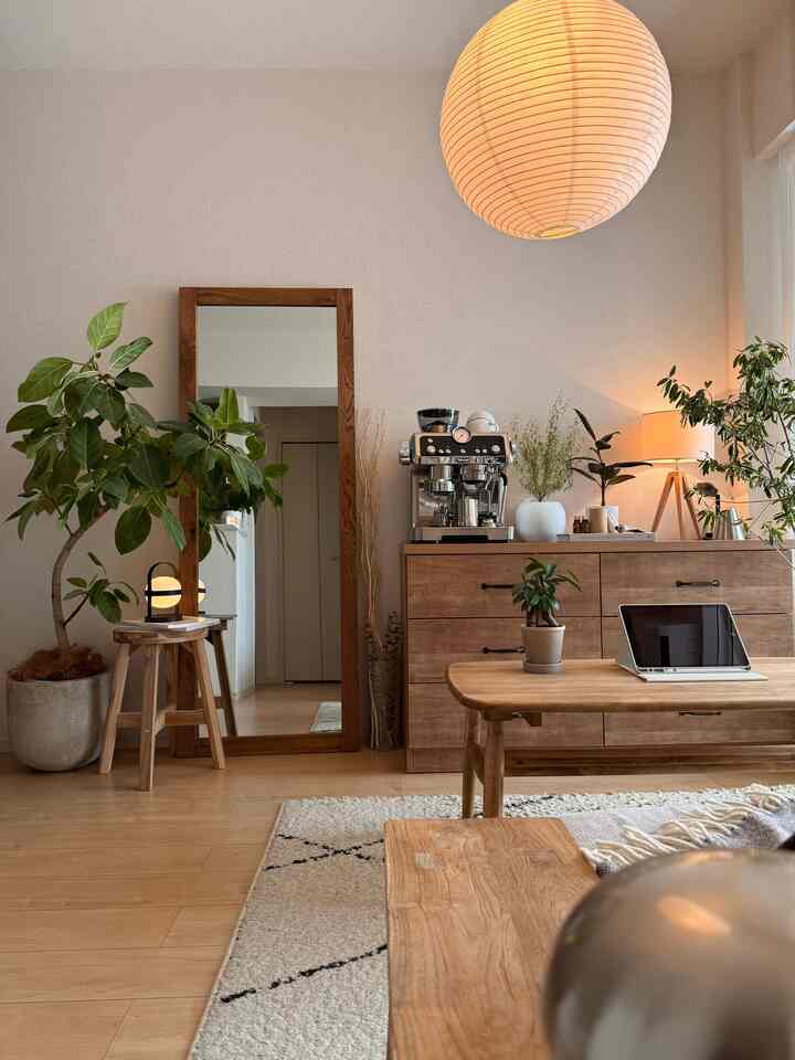木目調と自然光の北欧リビング、コーヒーマシンと植物が配置された雰囲気のある空間