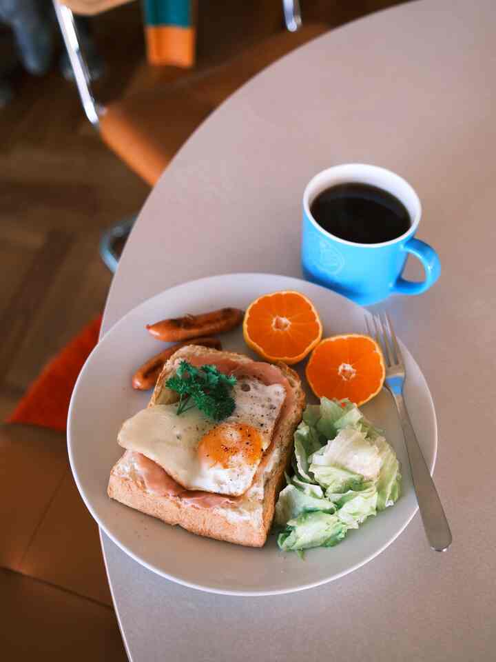 実家で作られたみかん、甘くてとっても美味しい🍊

放置しているだけのみかんの木🍊は祖父が植えて最初はとっても酸っぱかったから私あまり食べなかったんだよね。
10年ほどかけて甘くなっていった。

そういえば思い出したんだけど、一年前ラウンドテーブルを探すの本当に苦労した。
家具屋さん、雑貨屋さん、アンティークショップ、IKEAに行って探しまくった。

大事なのは全て
・サイズ感
・天板のそうじのしやすさ
・安っぽく見えない質感
・マッチする敷物があるのか
・パーティをしても対応できるか…

すっかり馴染んでいる丸テーブル。
おいしいおいしい日曜日

#日曜日
#朝ごはん
#breakfast
#中古マンション 
#丸テーブル
#ラウンドテーブル
#ダイニング 
#ダイニングテーブル
#トースト
#아침식탁
#아침식단
#브런치
#아침먹방
#모닝스타그램
#식탁스타그램
#주방인테리어
#부엌사진
#홈카페스타그램
#홈베이킹
#리모델링
#리모델링주방
#중고주택리모델링
#원룸꾸미기
#아파트인테리어