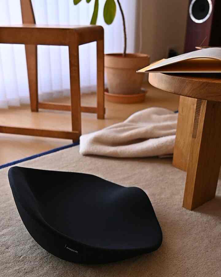 #リビング #クッションインテリア #本 #ブランケット #座椅子 

寒くなる季節
わが家はこたつの代わりにホットカーペット。

床で暮らした記憶の長い日本人にとって、
この形もしっくりくる気がします。

&MEDICAL / KURA SEAT
@andmedical_jp 

ラグの上にクッションを出して、
本を読んだり、温かいお茶を飲んだり。

■購入先はリンクより🛒🔗
annoのスローはfinnishdesignで購入
ブラックフライデー中なので要チェックです👀