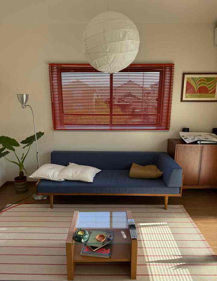 オレンジのおかげで青色のソファがよく映えますね🛋️
ずっとワークデスクを導入したいと思っていた中で、リサイクルショップに行ったところピッタリなデスクがあったので購入してしまいました🏠
家に帰ってよく見ると昔の無印のデスクで驚きでした笑
#ナチュラルインテリア #ミッドセンチュリーモダン #リビング #ワークデスク 
