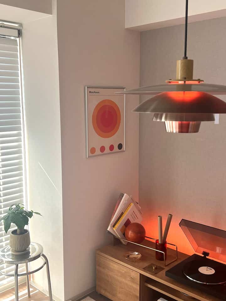部屋のアイテムにおけるオレンジ色の比率が高くなってきたのでそろそろ緑色を増やしていきたいです。

#レコードのある暮らし #アートブック
#アートポスター #観葉植物 #unico