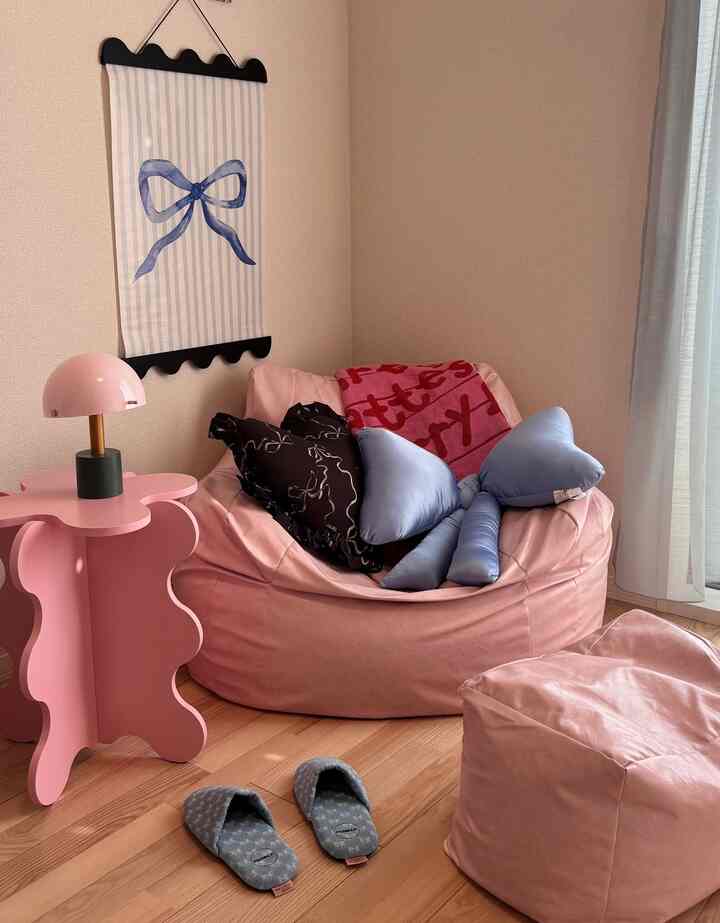 ピンクとブルーのトーンが調和した子供部屋、大きなビーズソファとクッションが居心地の良い雰囲気を演出する空間