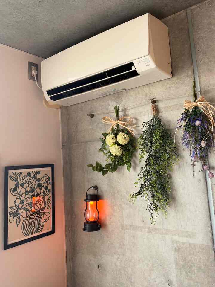 ドライフラワー風のフェイクグリーンと手書き風のグリーンのアートを飾っています◎
#ナチュラルインテリア #ドライフラワー #フェイクグリーン #手書き風アート￼