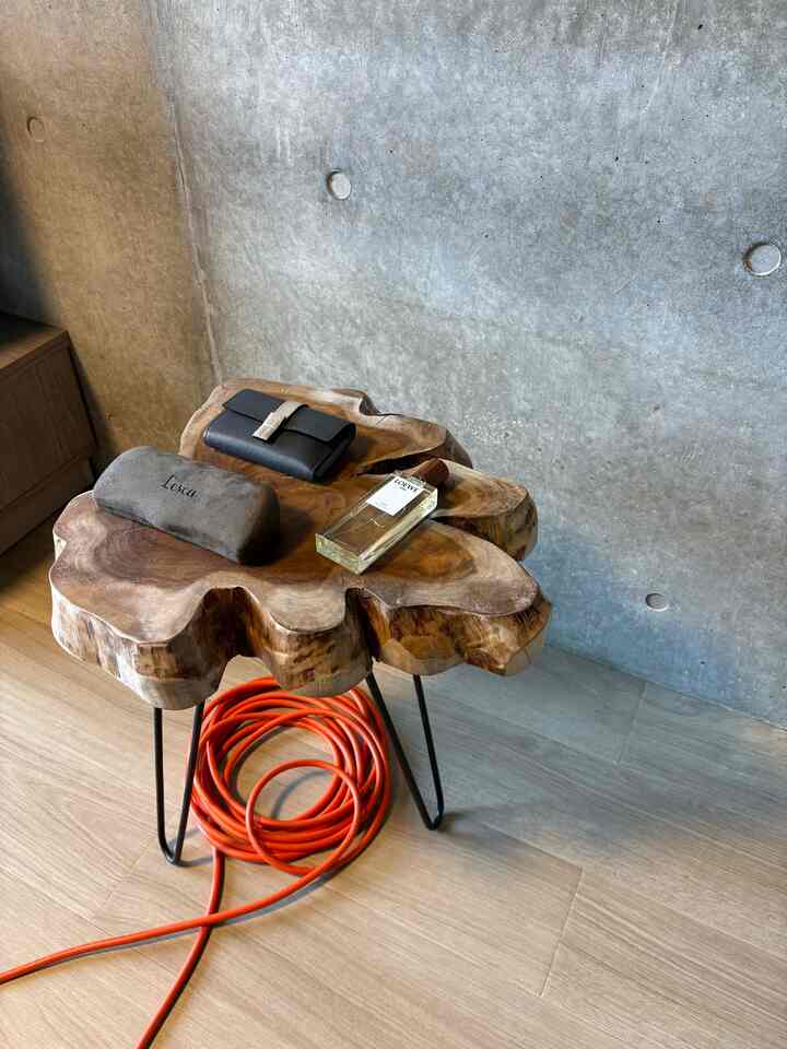 天然木無垢材のサイドテーブルを小物ディスプレイに、カラーケーブルを差し色に使っています◎
#サイドテーブル #nokta #カラーケーブル