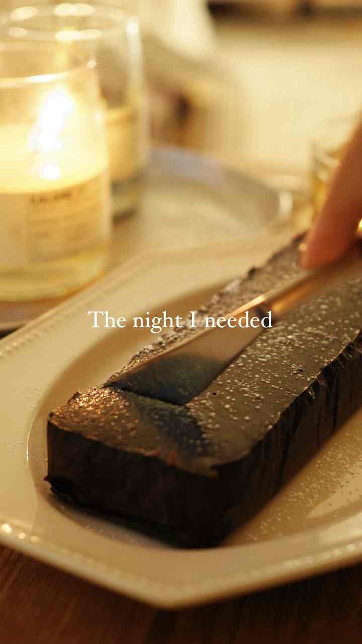 ワクワクする “自分のためだけの夜更かし時間” 🌙
深夜なので、罪悪感ゼロの甘いものをさっと準備（本当に美味しくて健康的で超簡単！レシピはコメント固定にまとめました🍫）

ふかふかのブランケットに包まれて、
好きな映画をゆっくり観るだけで、
今日の終わりがちょっと特別になる(hungry)

幸せな夜更かしタイムの完成です。
みんなはどんな夜更かしが好き？ぜひ教えてね☺️

------------------

動画で使っているもふもふのブランケットは
Ohouse（ @ohousejp ）の 「クラウドブランケット」 🤍

とにかく気持ちよくて、色も部屋に馴染みやすいから
最近はこればかり使っています。

ちょうど Ohouseのブラックフライデー が今日からスタートしていて、
クーポンコードを使うとさらにお得に🕯️

25%OFF クーポンコード：EKUBOLABO25
（11/17〜11/30）
ブラックフライデーはこちらから → https://link.ohouse.com/8taum2

#Ohouse #オーハウス #Ohouseshopping #pr #ブランケット