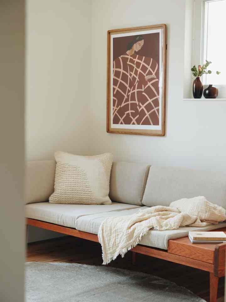 Tambahkan poster sebagai aksen di kamar Anda, dan tambahkan sentuhan pengulangan dengan sofa merah dan vas bunga. 🍓🤍

#sofa #デイベッド
