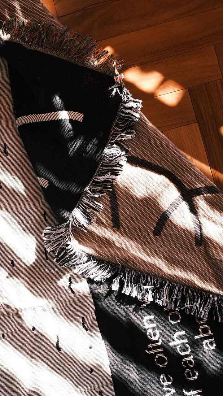 Angin dingin mulai bertiup, bahkan di Prefektur Udon, yang beriklim Mediterania.

Saya baru saja membeli selimut Matisse yang mencolok, dan selimut itu menjadi dekorasi sofa yang sempurna, menambahkan sentuhan warna pada ruangan.

Saya diundang untuk berpartisipasi dalam kampanye ini, jadi saya mencari selimut yang lebih chic dan simpel, dan saat itulah saya menemukan yang ini. 👀

Lucu, dengan desain yang kurang saya pahami.
Saya suka desain monokrom abstraknya.
Saya juga suka aksen warna-warni di tepinya.

Video saya kurang bagus, tapi terima kasih sudah menonton! 🧚

#ohouseshopping
#selimut
#renovasiapartemen
#renovasiapartemen
#selimut
#dekorasiinterior
#담요
#pecintaselimut
#selimut
#kainrumah
#kain
#renovasiapartemen
#pecintaselimut