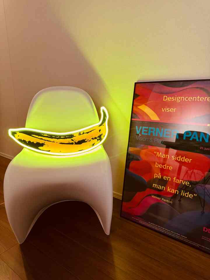 Andy Warhol's glowing banana sat perfectly on a chair. It's divine. No direct sunlight allowed. 💥

Art / Design
#vernerpanton #pantonchair #vitra #andywarholart #hamanmiller #cibone #hay

Interior / Lifestyle
#livingroom #tokyolifestyle #lifeintokyo #リビングインテリア #インテリア雑貨 #インテリアコーディネート #インテリア小物 #インテリアデザイン #暮らしの記録 #ポスター