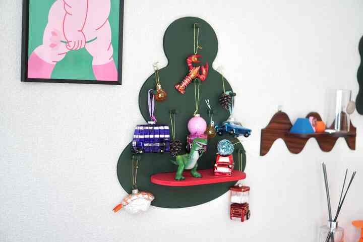 そういえば、ツリー型のウォールシェルフがあったのを思い出して、こっちにオーナメント飾った🎄💫

#カラフルインテリア
#クリスマスインテリア
#COMOCOWALL