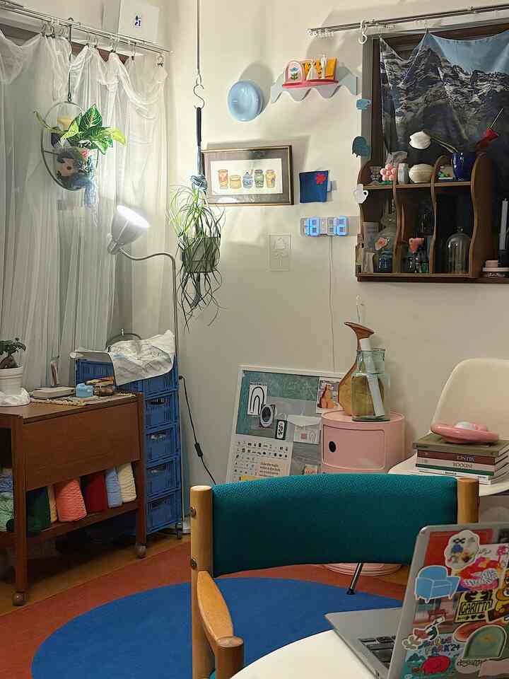 柔らかな白と木目調の北欧風リビング、透けるカーテンとフロアランプが温かみのある雰囲気を演出する空間