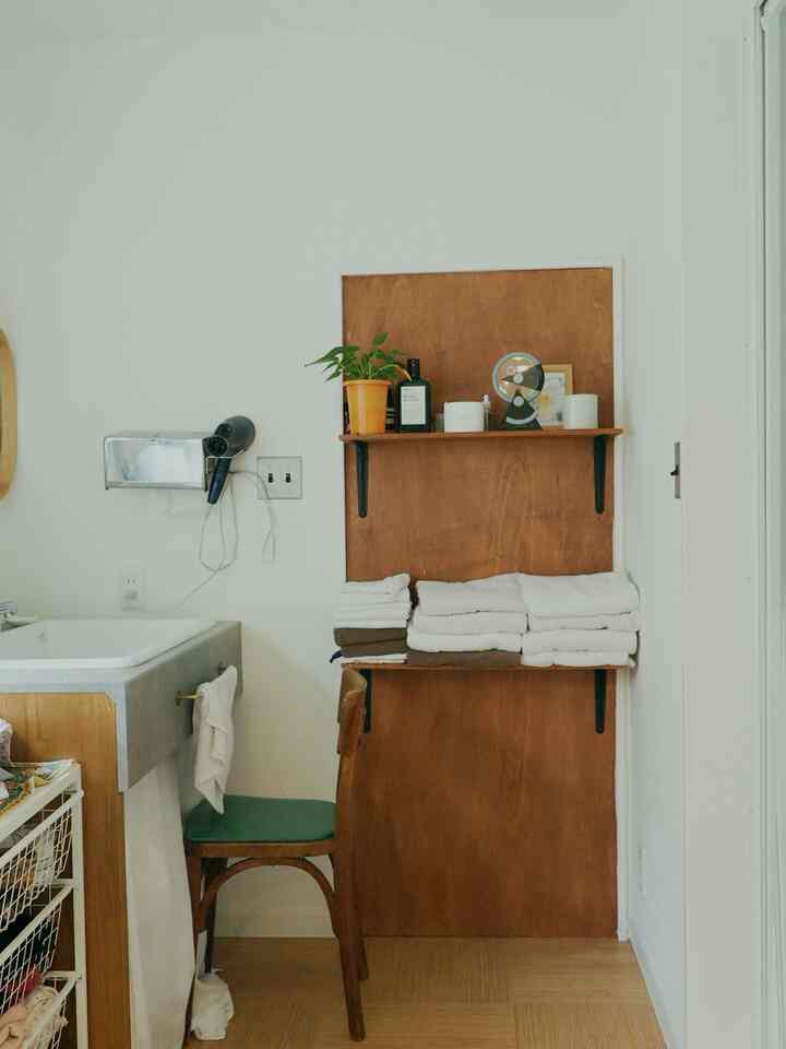 寒い寒い洗面所
久しぶりに新入りインテリアが増えました
北欧のキッチンツールらしいのですが、よくどこに置いたか分からなくなる眼鏡ホルダーとして使っています
購入元は京都のmonoyaさんです
象徴的なモチーフを上手に空間の中に取り入れているディスプレイがわくわくする古道具屋さん
#リノベーション #中古住宅 #ミッドセンチュリー #ミッドセンチュリーモダン #古道具 